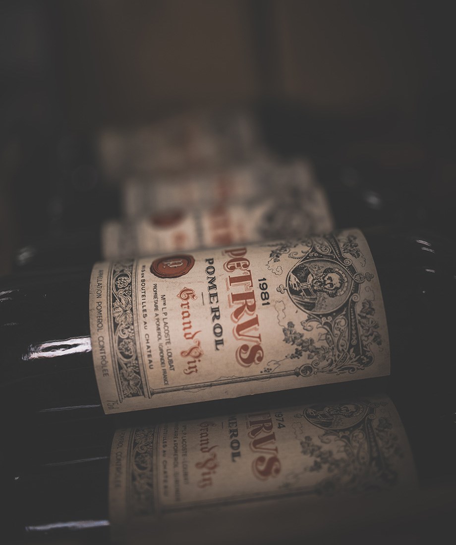 Petrus es uno de los vinos más icónicos de Burdeos, especialmente reconocible por su etiqueta